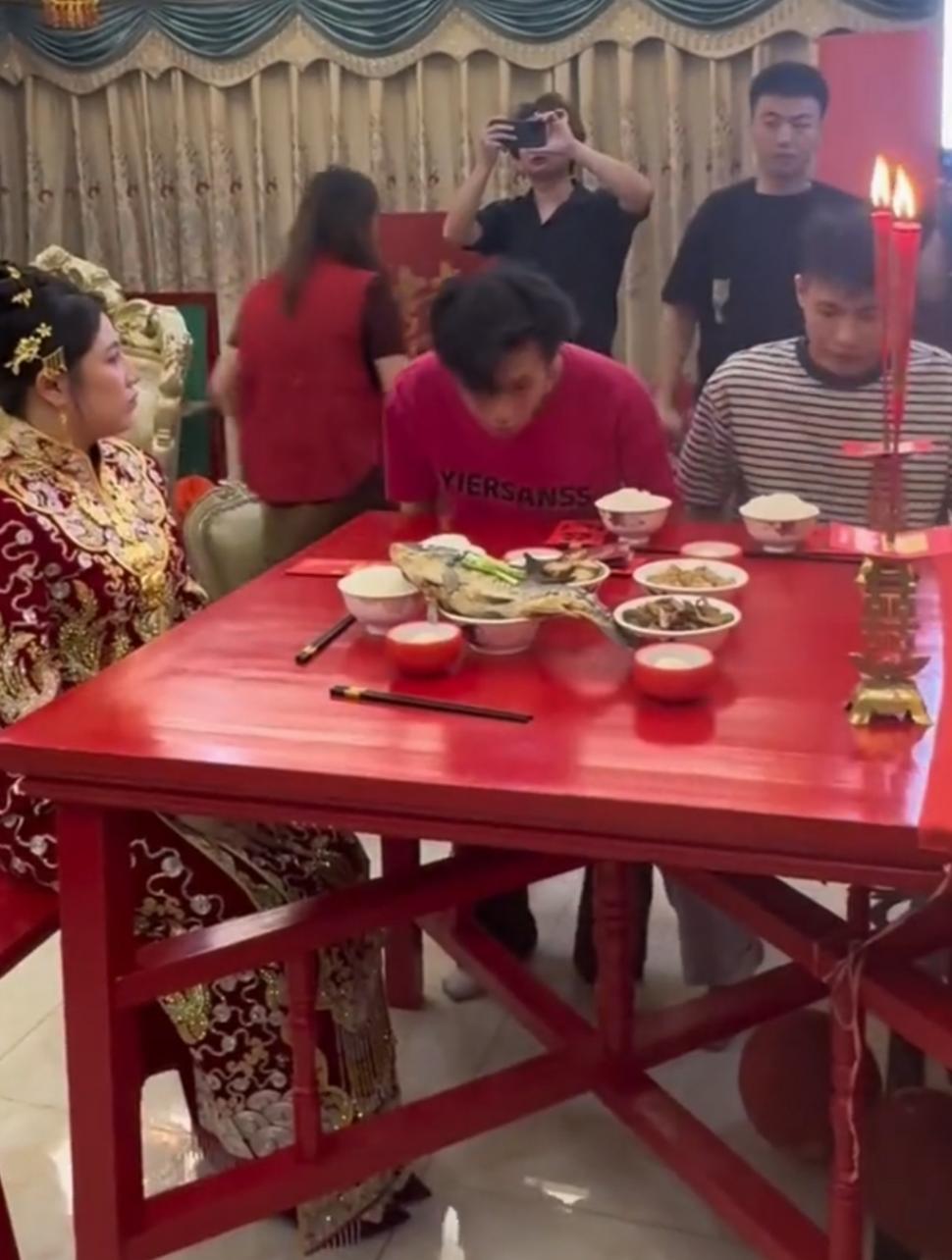 兩個弟弟送姐姐出嫁吃分家飯時憋笑。