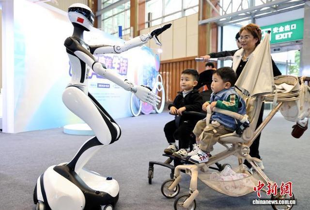 175款智慧康養(yǎng)機(jī)器人亮相成都