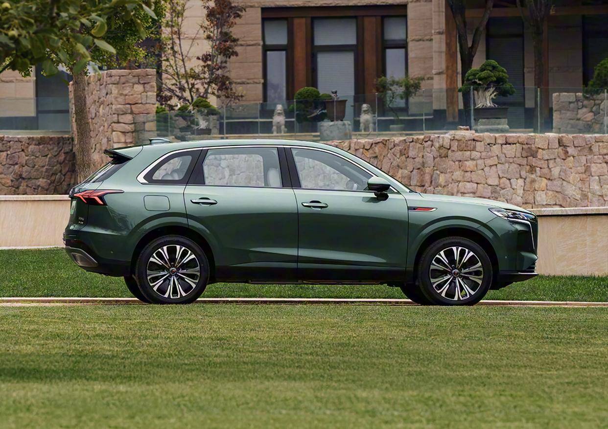 國產豪華插混SUV,軸距2925mm,配丹拿音響+車載冰箱,續航1650km