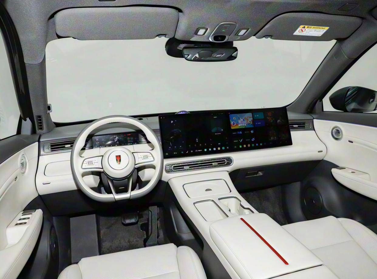 國產豪華插混SUV,軸距2925mm,配丹拿音響+車載冰箱,續航1650km