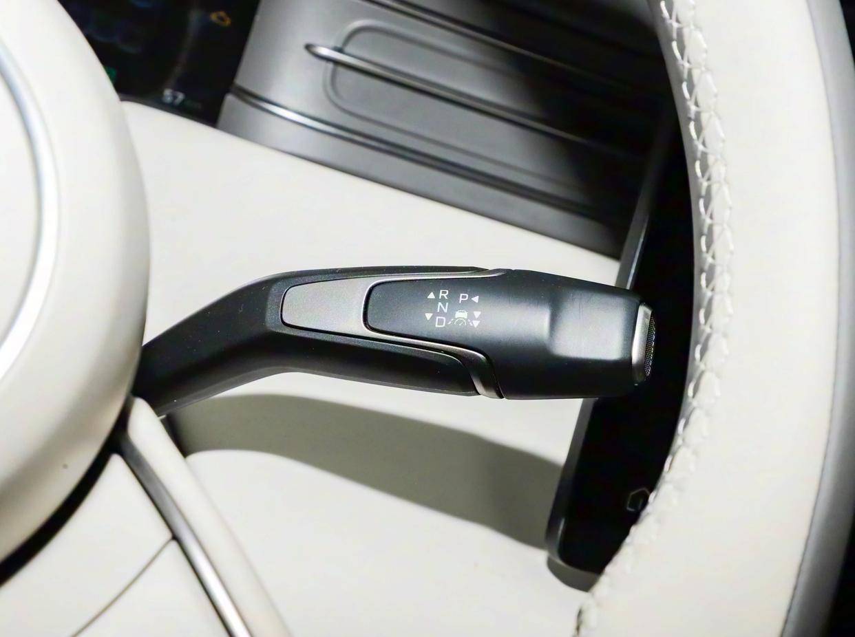 國產豪華插混SUV,軸距2925mm,配丹拿音響+車載冰箱,續航1650km