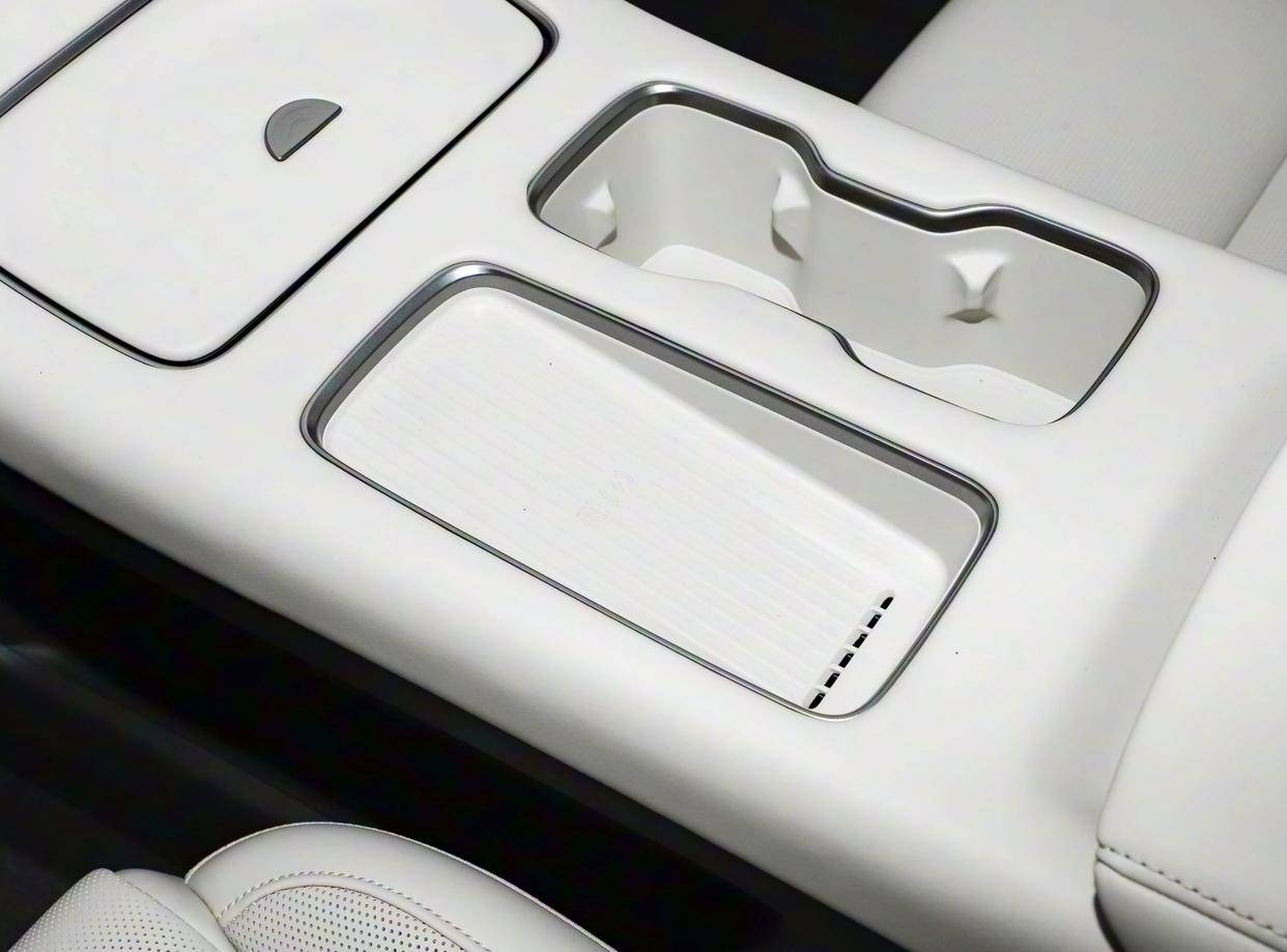 國產豪華插混SUV,軸距2925mm,配丹拿音響+車載冰箱,續航1650km